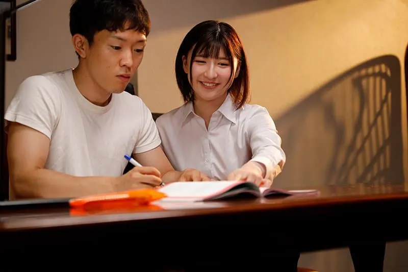 Nữ gia sư bị gài bẫy biến thành cô bé tình dục cho gia đình biến thái