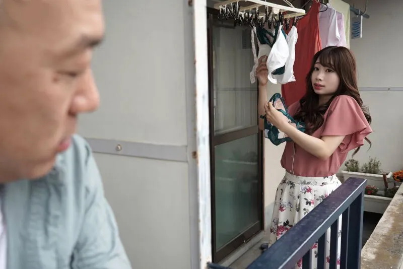 Gã cạnh nhà chuyên soi mói và cặp vợ ông xã thường xuyên rên la quá to