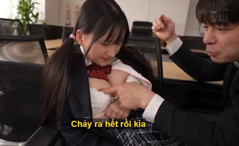Trong suốt 3 năm, thầy giáo rèn luyện cô học trò ngực khủng thành "bình đựng tinh"